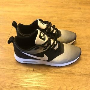 Men’s Size 10.5 Nike Air Max Tavas Sneakers